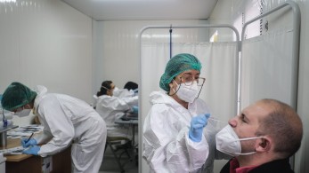 Κορωνοϊός: Πενταπλάσια η πιθανότητα επαναλοίμωξης για τους ανεμβολίαστους