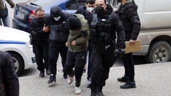 Δολοφονία Άλκη: Έναν 21χρονο “δείχνουν” ως τον δράστη οι συλληφθέντες-Αποδοκιμασίες στα δικαστήρια