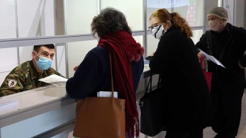 Οι εξαιρέσεις και η βεβαίωση του προστίμου για τους ανεμβολίαστους άνω των 60