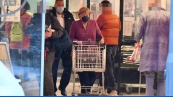 Έκλεψαν το πορτοφόλι της Μέρκελ, όσο εκείνη ψώνιζε στο σούπερ μάρκετ