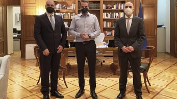 Συγκράτηση των τιμών ζήτησε ο πρωθυπουργός από Μασούτη και Μπρατάκο