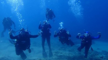 Το Μαξίμου έστειλε απινιδωτή σε Καλύμνιες αυτοδύτριες