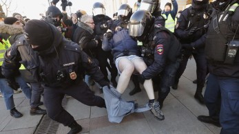 Ρωσία: Μπαράζ συλλήψεων σε αντιπολεμικές διαδηλώσεις