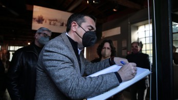 Νίκαια: Πακιστανός μετανάστης έσκυψε για να φιλήσει τα χέρια του Τσίπρα (vid)