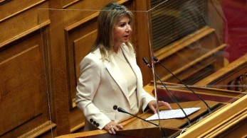 Μακρή “συνετίζει” Αρσένη για τον μαθητή με φούστα: Βάζετε ταμπέλα