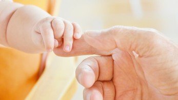 «Δουλειές Ξανά»: Το πρόγραμμα δημιουργίας χώρων φύλαξης βρεφών σε 120 μεγάλες επιχειρήσεις
