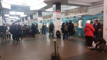 Ουκρανία: Σε καταφύγια για εκατοντάδες ανθρώπους μετατράπηκαν σταθμοί του μετρό στο Χάρκοβο
