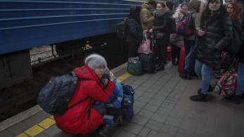 Δραματικές ώρες στη Μαριούπολη: Παγιδευμένοι οι άμαχοι από τους βομβαρδισμούς