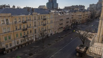 Εισβολή στην Ουκρανία: Συντρίμμια πυραύλου έπεσαν σε πολυκατοικία στο Κίεβο-Ένας νεκρός