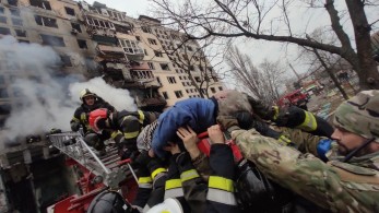 Εισβολή στην Ουκρανία: Ρώσοι βομβάρδισαν πολυκατοικία στο Κίεβο