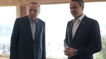 Ο πρωθυπουργός ενημερώνει τους πολιτικούς αρχηγούς για τη συνάντηση με τον Ερντογάν