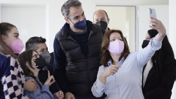 Μητσοτάκης από σχολείο της Σύρου: Σύντομα θα απαλλαγούμε από τις μάσκες μέσα στην τάξη