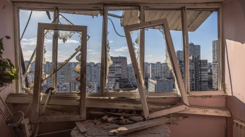 Ένας νεκρός από ρωσικό χτύπημα σε πολυκατοικία στο Κίεβο-Καταστράφηκε εργοστάσιο στη Λβιβ