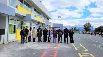 Αρκαλοχώρι: Το Μαξίμου έστειλε διαδραστικούς πίνακες σε σχολείο που άνοιξε ξανά μετά τον σεισμό