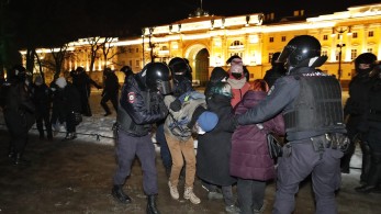 Ρωσία: Πάνω από 400 συλλήψεις σε διαδηλώσεις κατά του πολέμου στην Ουκρανία