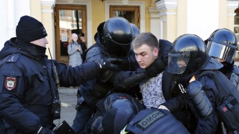 Πάνω από 800 διαδηλωτές συνελήφθησαν στη Ρωσία