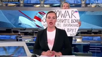 Η Ρωσίδα δημοσιογράφος Οβσιάνικοβα αρνήθηκε άσυλο στη Γαλλία-Θέλει να παραμείνει στη χώρα της