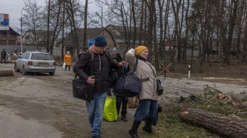 Εισβολή στην Ουκρανία: Άμαχοι διαφεύγουν από την πολιορκημένη πόλη Σούμι