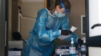 Κορωνοϊός: 16.060 νέα κρούσματα, 56 θάνατοι και 389 διασωληνωμένοι