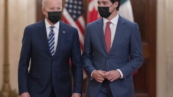 Εξοπλιστικός πυρετός λόγω Ουκρανίας: Μπάιντεν και Τριντό «επενδύουν» στα όπλα