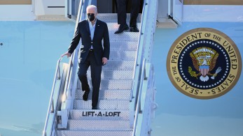 Ο Μπάιντεν στην Πολωνία: Selfies και «ευχαριστώ» στους Αμερικανούς στρατιώτες