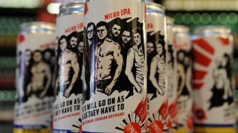 Ο Ζελένσκι, χωρίς μπλούζα, σε… κουτάκι μπύρας