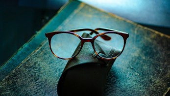 Κορωνοϊός: Μικρότερος ο κίνδυνος για όσους φορούν γυαλιά