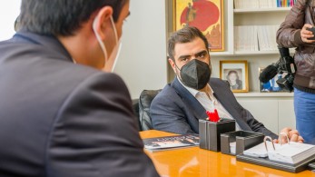 Επίσκεψη Μαρινάκη στην Κόρινθο: Η ΝΔ και ο Κυριάκος Μητσοτάκης είναι εδώ για τους πολίτες