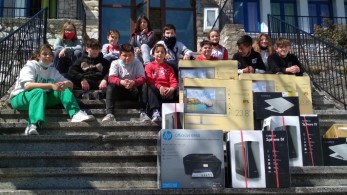 Άμεση η ανταπόκριση Μαξίμου σε επιστολή μαθητών από τη Θάσο: Τους έστειλαν υπολογιστές, προτζέκτορες, βιβλία