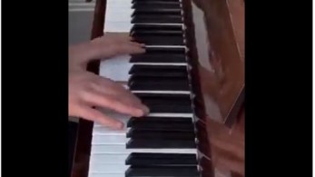 Κίεβο: Παίζει πιάνο στο δρόμο ενώ ηχούν οι σειρήνες