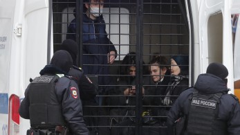 Ρωσία: Περισσότερες από 200 συλλήψεις σε αντιπολεμικές διαδηλώσεις σε όλη τη χώρα