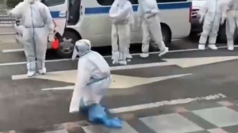 Η φρίκη της Σανγκάης σε μια εικόνα: Παιδάκι οδηγείται σε κέντρο καραντίνας