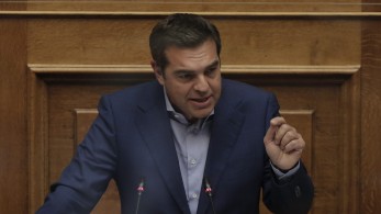 Τσίπρας: Τελειώνει τους “παλιούς” για να διασωθεί