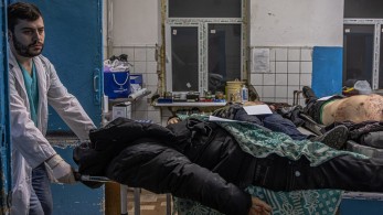 Εισβολή στην Ουκρανία: Τουλάχιστον 20 πτώματα άφησαν σε δρόμο οι Ρώσοι