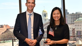 Δήμαρχος Βοστώνης: Στην παρέλαση των Ελλήνων ομογενών για την 25η Μαρτίου φορώντας το γαλανόλευκο μαντήλι του… Μπακογιάννη