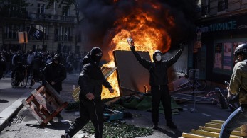 Παρίσι: πυροβολισμοί και χτυπήματα με σιδερόβεργες σε διαδήλωση κατά της αστυνομικής βίας