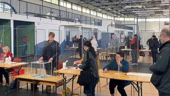 H Γαλλία ψηφίζει, ο Μακρόν μάλλον κερδίζει, η Ευρώπη ελπίζει