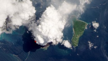 Ινδονησία: Εξερράγη το ηφαίστειο Ανάκ Κρακατόα, προκαλώντας σύννεφο τέφρας ύψους 3 χλμ