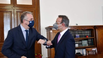 Η επίσκεψη Σταϊκούρα στη Σάμο και το τηλεφώνημα στον Καλαφάτη