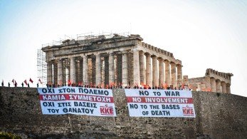 Επαναστατική γυμναστική από το ΚΚΕ: Κρέμασε πανό στην Ακρόπολη