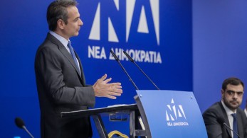 Επίθεση Μητσοτάκη σε Τσίπρα: Έκλαιγαν οι συνταξιούχοι έξω από τα ΑΤΜ το 2015