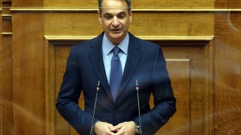 Με γεμάτο το όπλο ο Μητσοτάκης στη Βουλή