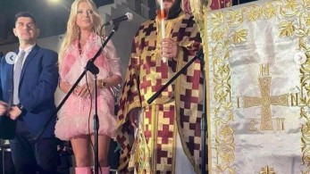 Μαρίνα Πατούλη: Εντυπωσιακή με πουπουλένιο φόρεμα στην Μύκονο