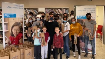 Tο Μαξίμου έστειλε λαμπάδες στους μικρούς φίλους των παιδικών χωριών SOS