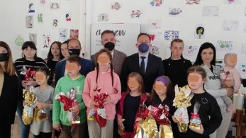 Ο Πέτσας στη Ραφήνα για τα παιδιά από την Ουκρανία