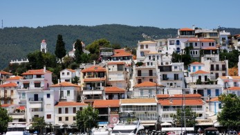 Σκιάθος: Έφτασαν οι πρώτοι Γάλλοι τουρίστες με απευθείας πτήση από το Παρίσι