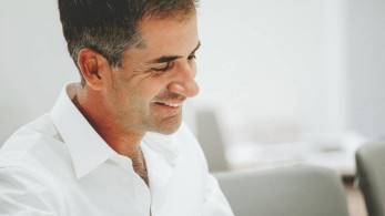 Πρωτοτύπησε ο Κώστας Μπακογιάννης – Τα χρόνια πολλά (και) στον εαυτό του