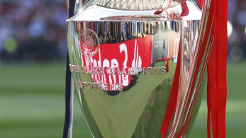 Αστυνομικοί στο πλευρό φιλάθλων της Ρεάλ και της Λίβερπουλ