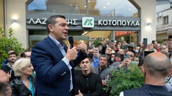 Εκλογική… παρενόχληση από τον Τσίπρα: Μηνύματα σε νεοδημοκράτες και μέλη του ΚΚΕ για να τον ψηφίσουν