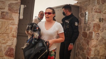 Φωτιά στην Άνω Γλυφάδα: Εντολή να φύγουν οι κάτοικοι